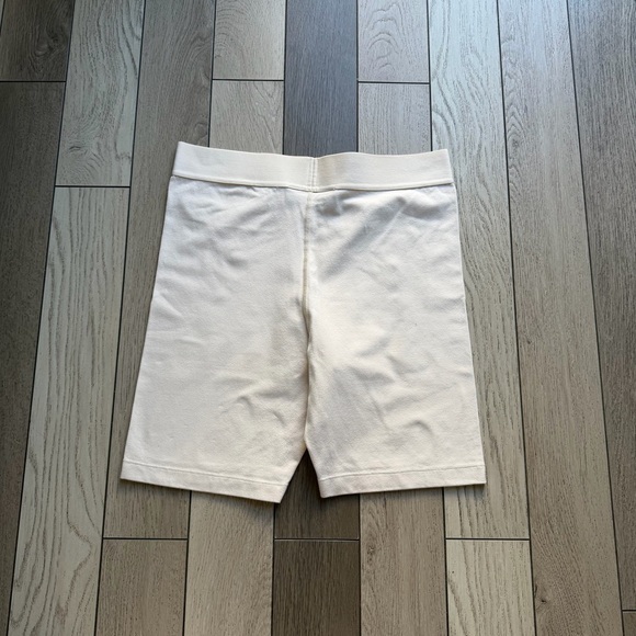 Essentials Cream Bikeshort - Picture 4 of 7
